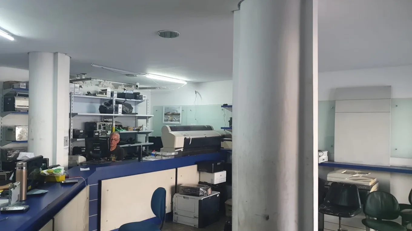 Interior real da CTI das Impressoras: balcão, equipamentos e área de atendimento